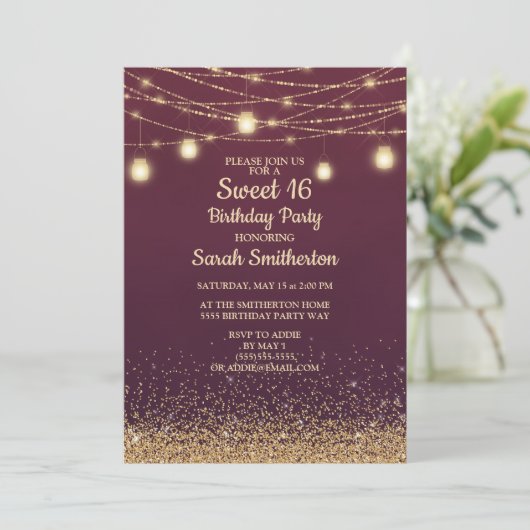 Burgundy Gold Glitzer String Lights Sweet 16 Einladung (Stehend Vorderseite)