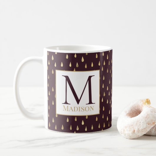 Burgundy Gold Raindrop Modern Trendy Monogram Kaffeetasse (Mit Donut)