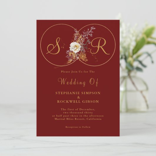 Burgundy Gold Script Monogram Wedding Einladung (Stehend Vorderseite)