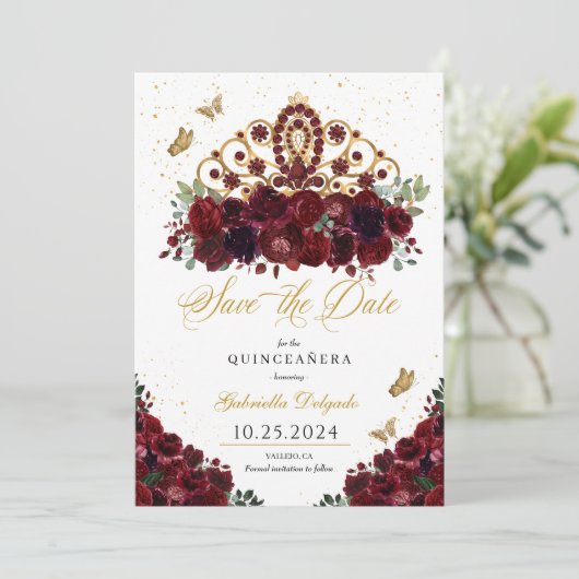 Burgundy & Gold Tiara Save the Date Quinceañera Einladung (Stehend Vorderseite)