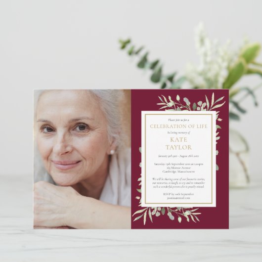 Burgundy Greenery Feier des Lebens Foto Einladung (Stehend Vorderseite)