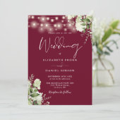 Burgundy Greenery Lights QR Code Foto Wedding Einladung (Stehend Vorderseite)