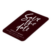 Burgundy Handgeschriebene Kalligrafie Save the Dat Magnet (Linke Seite)