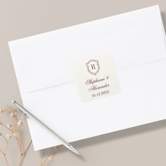 Burgundy & Ivory Monogram Crest Old Money Wedding Quadratischer Aufkleber