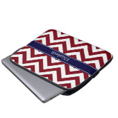 Burgundy Lg Zickzack Navy Name Monogram Laptopschutzhülle (Vorne Knopf)
