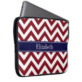 Burgundy Lg Zickzack Navy Name Monogram Laptopschutzhülle (Vorne Rechts)