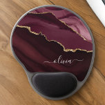 Burgundy Lila Agate Geode Gold Monogram Gel Mousepad<br><div class="desc">Burgund Lila und Gold Foil Agate Geode Monogram Schöne Elegant Script Name Mousepad (Maus-Pad). Das macht den perfekten 16.,  13.,  15.,  16.,  18.,  21.,  30.,  40.,  50.,  60.,  70.,  80.,  90.,  100. Geburtstag,  Hochzeit,  Brautparty,  Jubiläum,  Babydusche,  Abschluss oder Junggeselinnen-Abschied Jemand schmückt ihr Zimmer in modernem schicken Stil.</div>