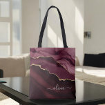 Burgundy Lila Agate Geode Gold Monogram Tasche<br><div class="desc">Burgundy - Lila und goldene Foil Agate Geode Monogram Schöne elegante Script Name Book Bag. Das macht das perfekte süße 16, 13, 15, 16, 18, 21., 30., 40., 50., 60., 70., 80., 90., 100. Geburtstag, Hochzeit, Brautparty, Jubiläum, Babydusche, Abschluss oder Junggeselinnen-Abschied Geschenk für jemanden, der sie dekoriert Zimmer in modernem...</div>