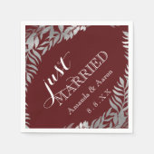 Burgundy Maroon Floral Gray Just Married Serviette (Vorderseite)