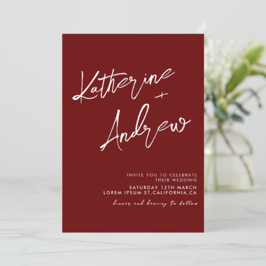Burgundy Maroon Minimalistische Script-Hochzeit im Einladung (Stehend Vorderseite)
