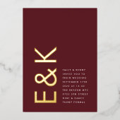 Burgundy Maroon Modern REAL GOLD Monogram Wedding Folieneinladung (Vorderseite)