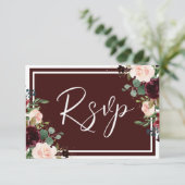 Burgundy Maroon Roter Wein & Blush Blume Hochzeit RSVP Karte (Stehend Vorderseite)