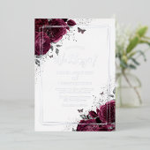 Burgundy Maroon & Silver Floral Wedding Folieneinladung (Stehend vorne)