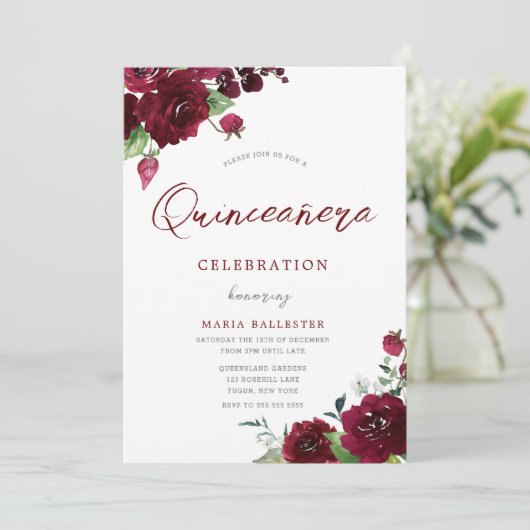 Burgundy Maroon Watercolor Blume Quinceanera Einladung (Stehend Vorderseite)