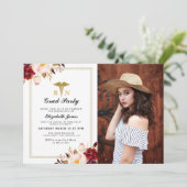 Burgundy Marsala Blumenschule Abschluss Einladung (Stehend Vorderseite)