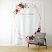 Burgundy Marsala Floral Gold Wedding Foto Booth Wandteppich (Beispiel)