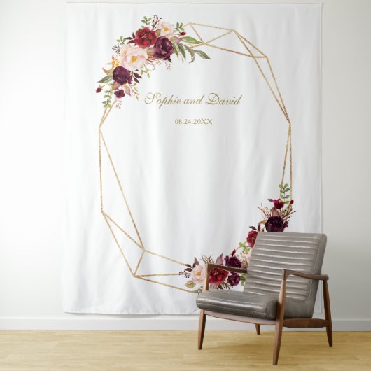 Burgundy Marsala Floral Gold Wedding Foto Booth Wandteppich (Beispiel)