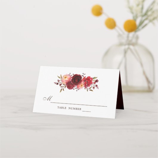 Burgundy Marsala Rote Rosen Floral Wedding Platzkarte (Vorderseite)