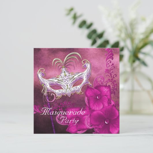 Burgundy Masquerade Party Einladung (Stehend Vorderseite)
