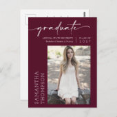 Burgundy Minimal Script Sie tat es Foto Graduate Postkarte (Vorne/Hinten)