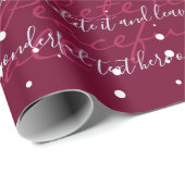 Burgundy Minimalistischer Skripttextschneefall Geschenkpapier (Rolleneckpunkt)