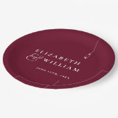 Burgundy Moderne Minimalistische Monogramm-Hochzei Pappteller (Schrägansicht)