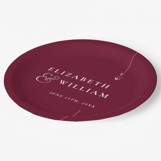 Burgundy Moderne Minimalistische Monogramm-Hochzei Pappteller (Schrägansicht)