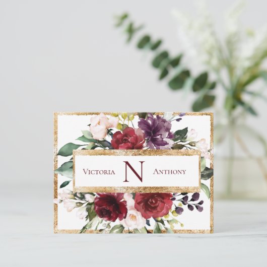 Burgundy Monogram Floral Gold Vielen Dank Postkarte (Stehend Vorderseite)