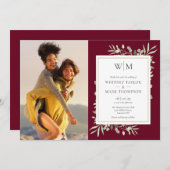 Burgundy Monogram Greenery Foto Wedding Einladung (Vorne/Hinten)