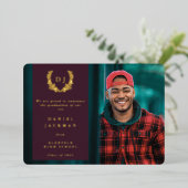 Burgundy Monogram + Laurel Abschluss Ankündigung (Stehend vorne)