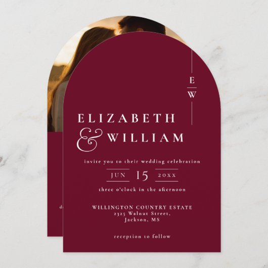 Burgundy Monogram QR Code Foto Wedding Arch Einladung (Vorne/Hinten)