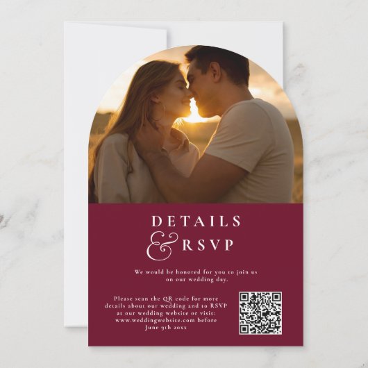 Burgundy Monogram QR Code Foto Wedding Arch Einladung (Rückseite)