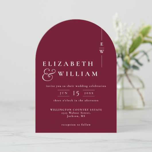 Burgundy Monogram QR Code Foto Wedding Arch Einladung (Stehend Vorderseite)