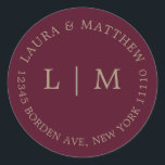 Burgundy Monogram Wedding Runder Aufkleber<br><div class="desc">Moderner und minimalistischer Hochzeitsaufkleber mit Ihren zwei ersten Monogrammen und Ihrer Adresse. Ein schlichtes Design, das noch immer elegant und stilvoll wirkt. Diese Umschläge sind eine hervorragende Möglichkeit, um Ihrer Hochzeitssuite eine elegante Touch hinzuzufügen.</div>