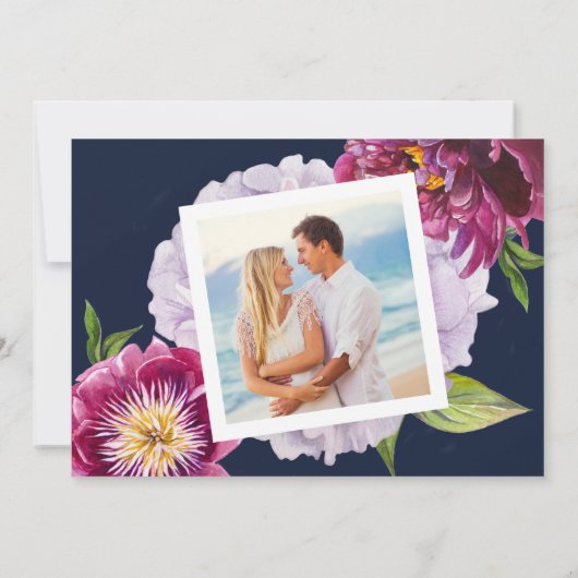 Burgundy Navy Blue Floral Foto Dark Wedding Einladung (Rückseite)