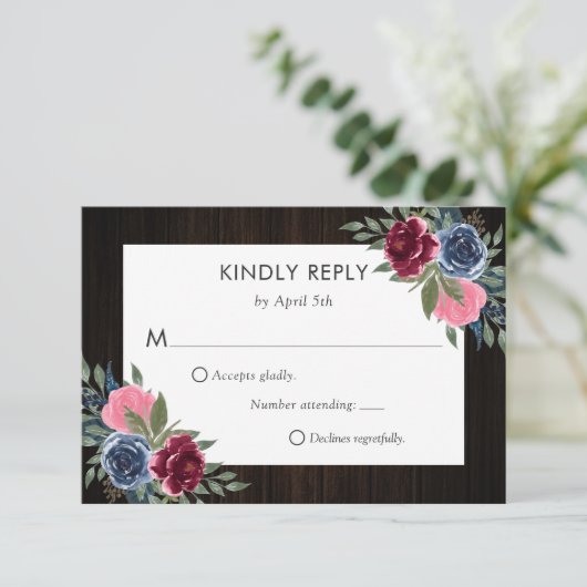 Burgundy Navy Blue Pink Wood Floral Wedding RSVP Karte (Stehend Vorderseite)