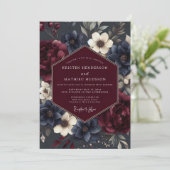 Burgundy Navy Somber Flora Wedding Einladung (Stehend Vorderseite)