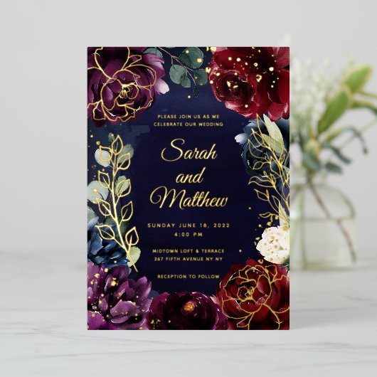 Burgundy Navy Wedding Gold Folieneinladung (Stehend vorne)
