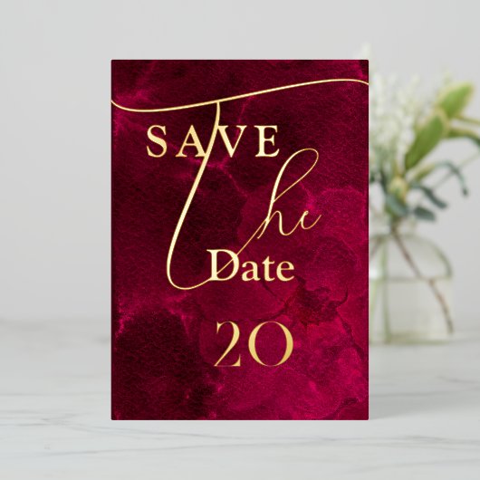 Burgundy Passion Wedding rettet das Datum Folieneinladung (Stehend vorne)