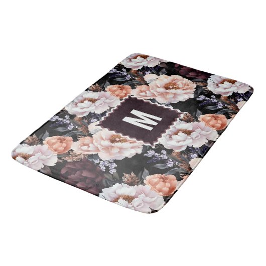 Burgundy Peonies Floral Pattern | Monogramm Badematte (Schrägansicht)