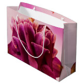 Burgundy Pink Columbine Große Geschenktüte (Rückseite Schrägansicht)