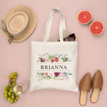 Burgundy Pink Floral Bridesmaid Monogramm Name Tragetasche<br><div class="desc">Die Tasche ist ein Monogramm,  gerahmt durch ein elegantes Blumenkreidedesign im bohobischen Stil mit schönen Blume im Herbst,  darunter Rose,  Dahlien,  Blume und Grünpflanzen,  in einer wunderschönen Herbstpalette aus bordeauxrot,  goldgelb,  pfirsichfarben,  rosa,  rot und grün. Personalisieren mit einem Vornamen.</div>