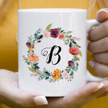 Burgundy Pink Floral Wreath Script Initial Kaffeetasse<br><div class="desc">Die Coffee Tasse ist in einem Monogramm-Skript gestaltet,  das durch ein elegantes,  im Bohobus-Stil gehaltenes Blumenkränzdesign mit wunderschönen Blume in den Unterwasserfarben,  Rose,  Dahlien,  Blume und Grünpflanzen,  in einer wunderschönen Herbstpalette aus bordeauxrot,  goldgelb,  pfirsichfarbenen,  rot-rosa und grünen Farbtönen gerahmt wird. Personalisieren mit einem ersten Vornamen.</div>