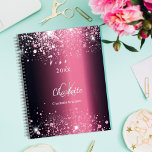 Burgundy Pink Glitzer Monogramm Name 2023 Planer<br><div class="desc">Ein bordeauxrotes Imitat mit metallischem Hintergrund mit rosa Imitaten Glitzer Staub. Personalisieren und fügen Sie Ihren Vornamen,  Monogramm-Initialen,  vollständigen Namen und ein Jahr (jedes Jahr) hinzu</div>