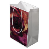 Burgundy Pink Gold Floral Mittlere Geschenktüte (Rückseite Schrägansicht)