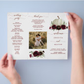Burgundy Pumpkin Fall Tri-Fold Hochzeitsprogramm (Hand)