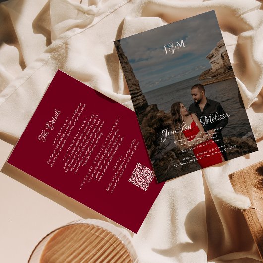 Burgundy QR Code Budget Monogram Overlay Hochzeit Einladung