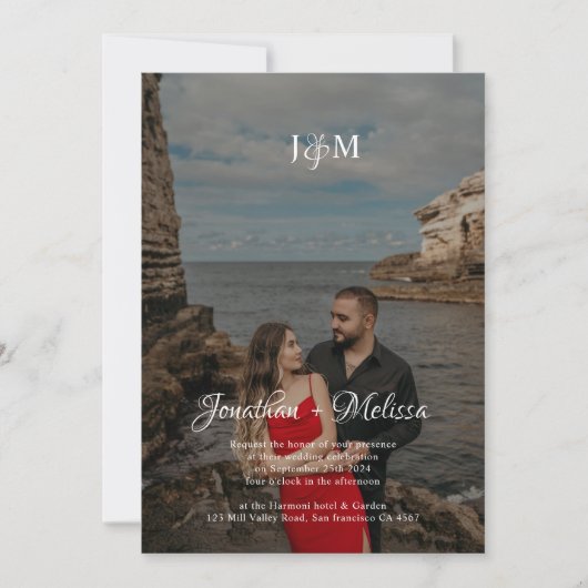 Burgundy QR Code Budget Monogram Overlay Hochzeit Einladung (Vorderseite)