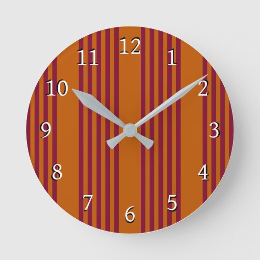 Burgundy red and burnt orange five stripe pattern. runde wanduhr (Vorderseite)