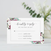 Burgundy Red Blooms Boho Wedding RSVP Karte (Stehend Vorderseite)